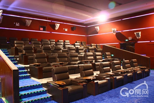 电影院有1200个座位,某小学三年级去观看影片,三个年级各有三百多名