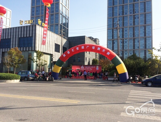 10月26日上午9点,备受盐城市民瞩目的凤凰汇首届广场舞大赛复赛,在