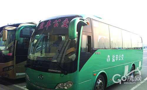 涂有"盐丰公交"字样的汽车.